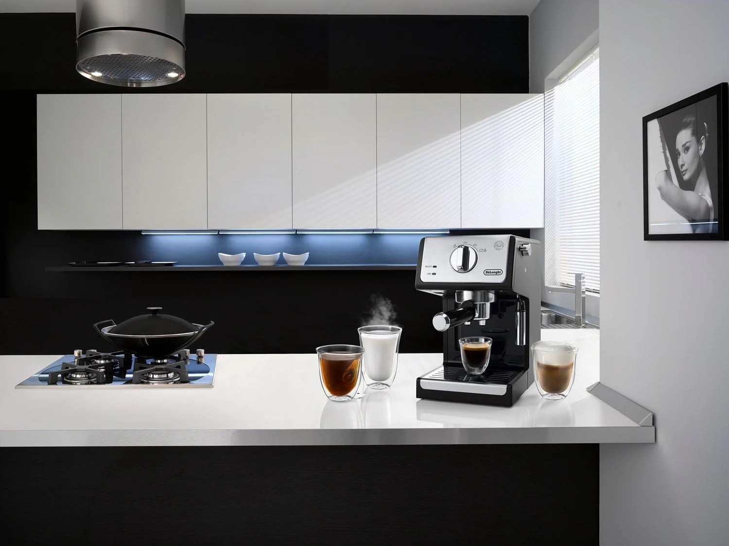 De'Longhi ECP3220 Bar Pump Espresso and Cappuccino Machine, Black - Image 2